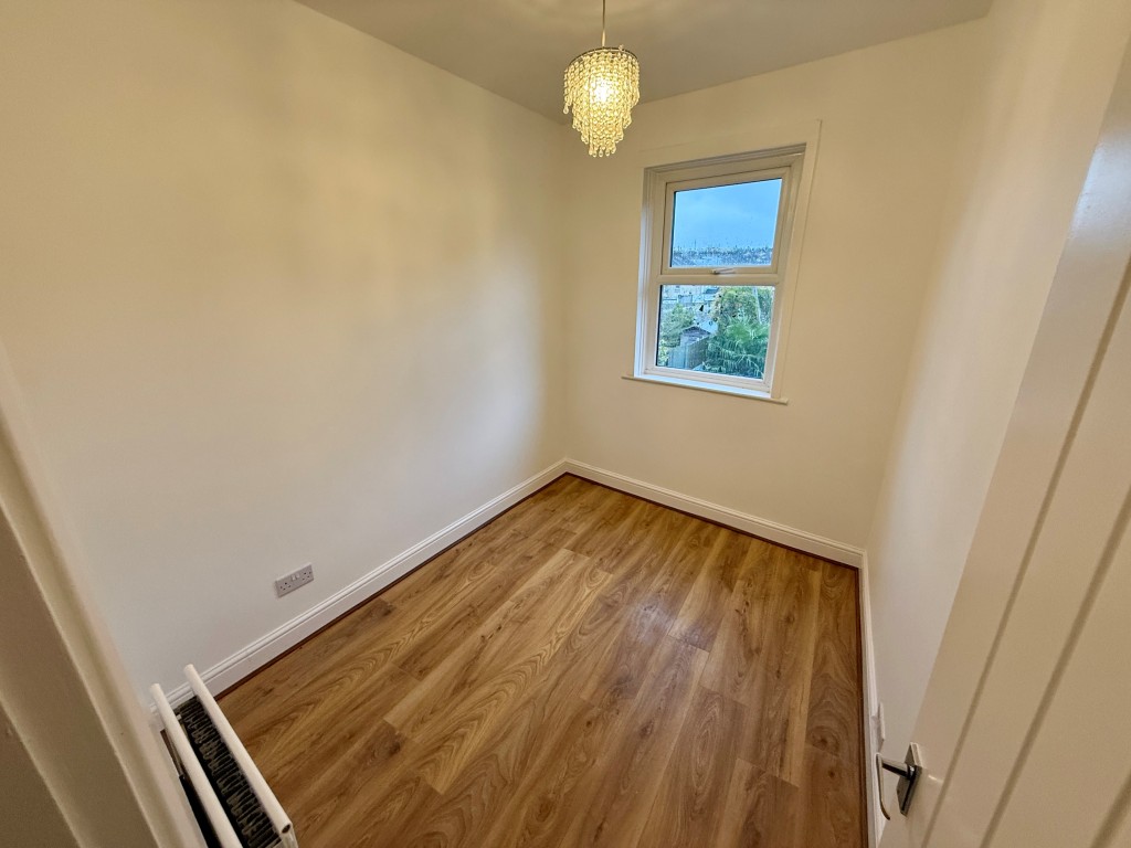 Lot: 153 - VACANT THREE-BEDROOM HOUSE - Bedroom three